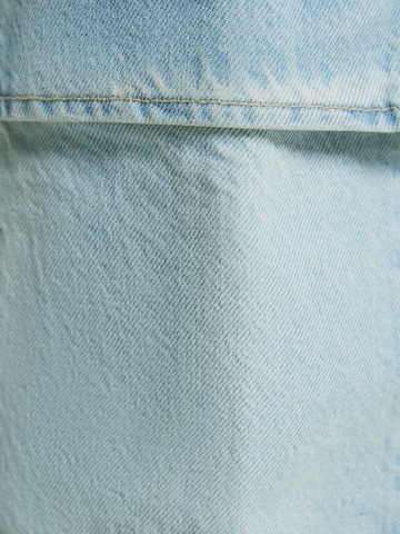 Bershka Ohlapna forma Kargo kavbojke | modra barva