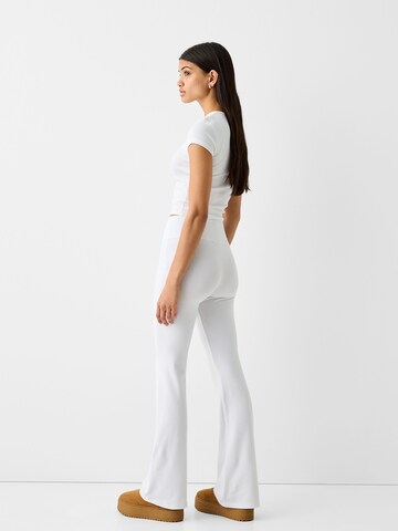 évasé Pantalon Bershka en blanc