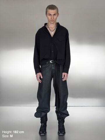 ENRAGE - Ajuste confortable Camisa 'LETTER' en negro