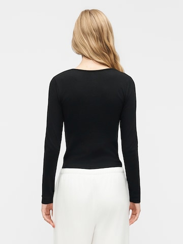 Tricou de la GAP pe negru