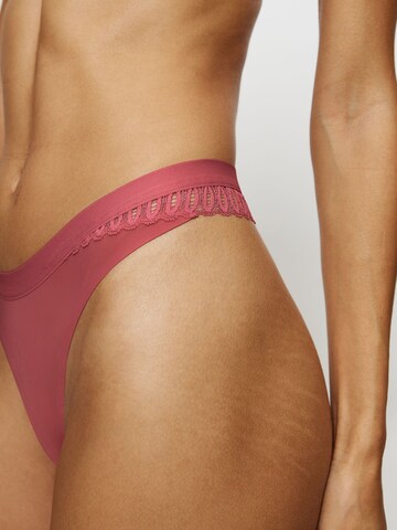 TRIUMPH String ' Aura Spotlight High Leg string ' in Rot