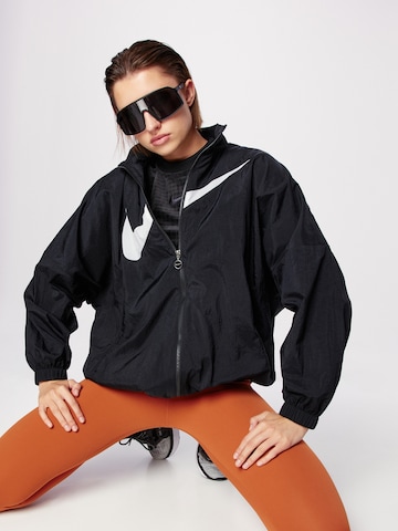 Nike Sportswear Övergångsjacka 'Essential' i svart: framsida