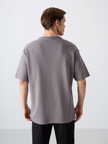 Maglietta di Tommy Life in grigio