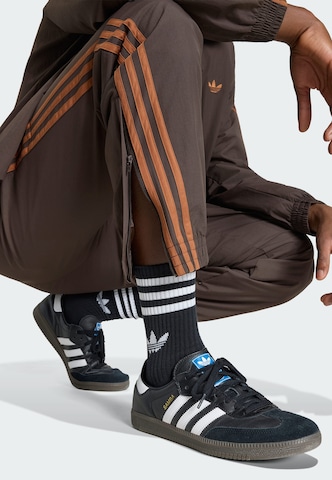 Effilé Pantalon 'Firebird' ADIDAS ORIGINALS en marron