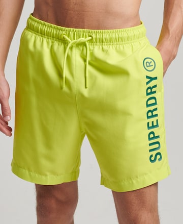 Shorts de bain Superdry en jaune : devant