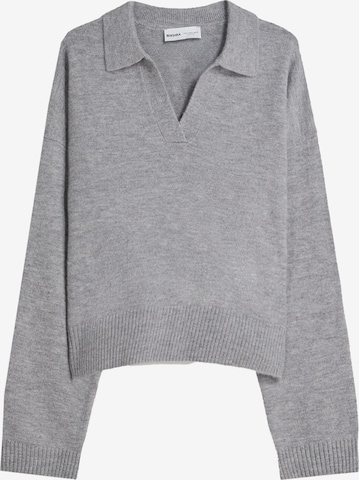 BershkaPulover - siva boja: prednji dio