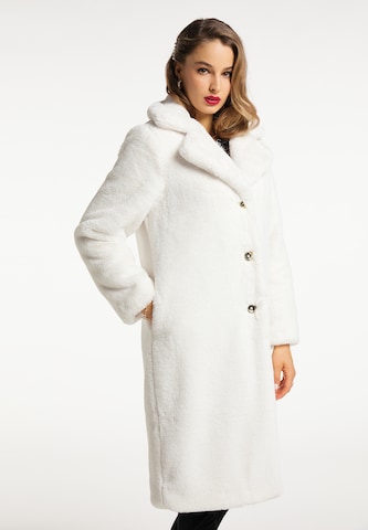 faina Between-Seasons Coat in White: front