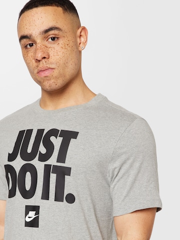 Nike Sportswear - Camisa em cinzento