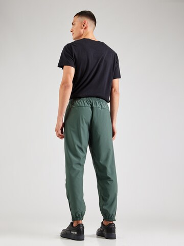 Tapered Pantaloni sportivi 'Form' di NIKE in verde