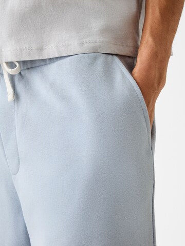 Bershka Lużny krój Spodnie w kolorze niebieski