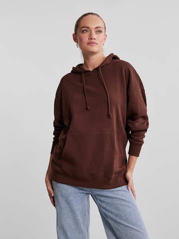 PIECES Sweatshirt 'Chilli' in Brown: front