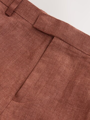 Coupe slim Pantalon à plis Next en marron