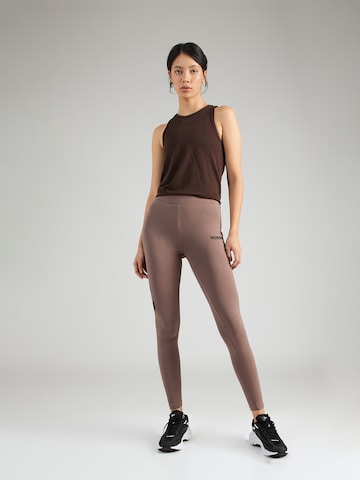 Hummel Skinny Spodnie sportowe 'LEGACY' w kolorze brązowy