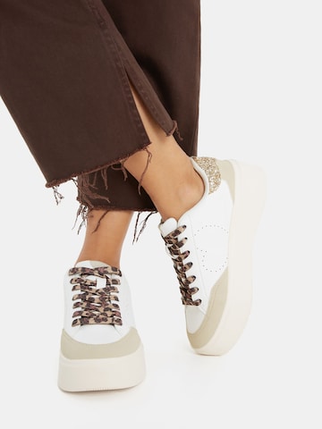 Baskets basses Bershka en blanc