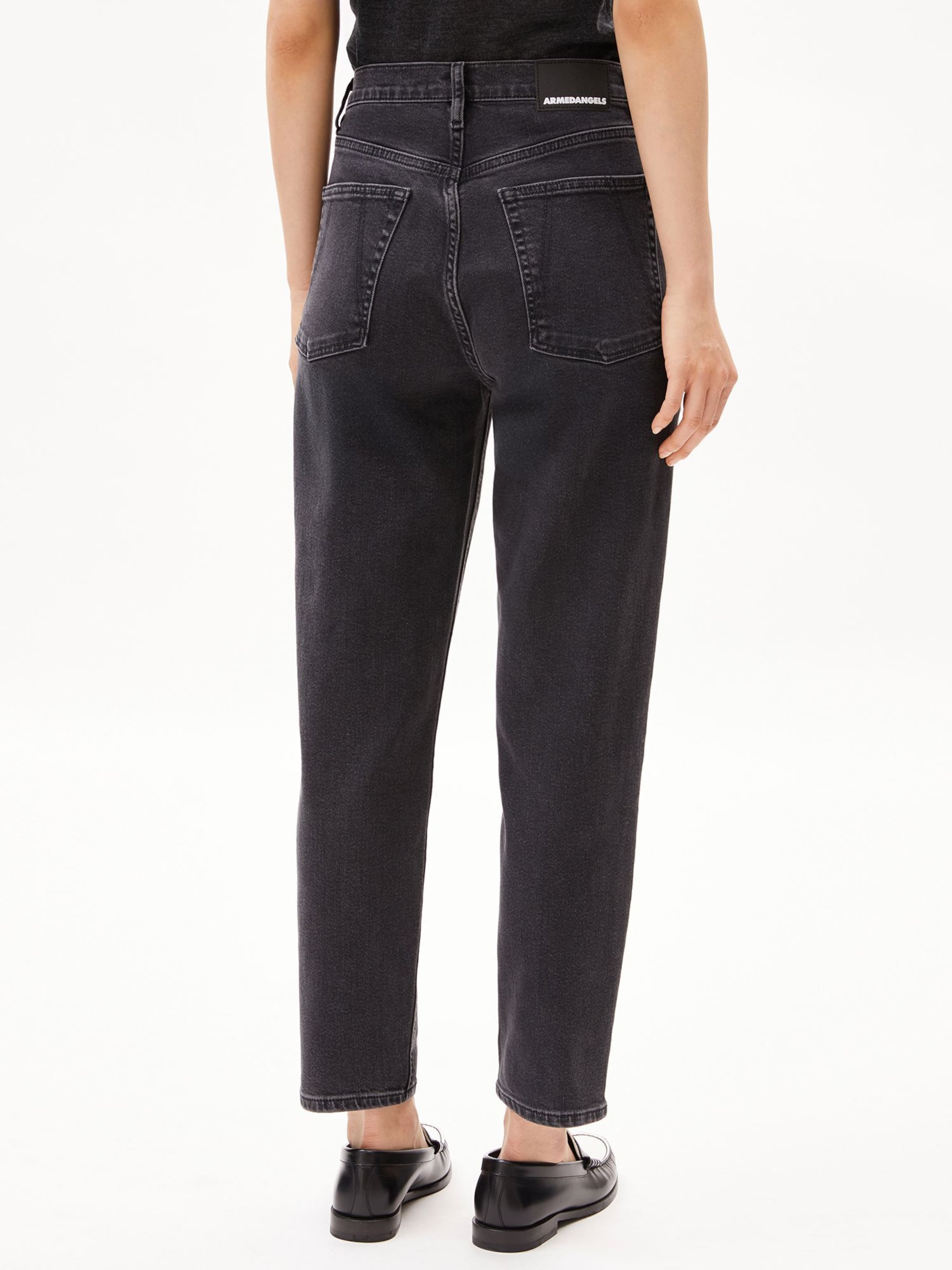 ARMEDANGELS Loosefit Jeans 'Mairaa' in Zwart: voorkant