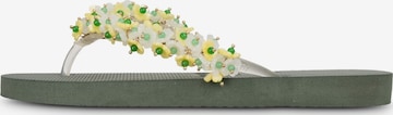 Uzurii Luxury Footwear Zehentrenner 'Tulum Bloom Yellow' in Grün: Vorderseite