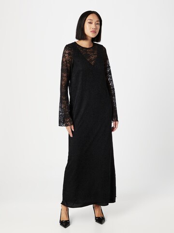 Rochie de la Monki pe negru: față