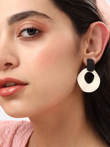 SOHI Earrings 'Sayla' in Black: front