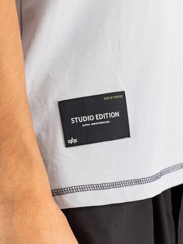 ALPHA INDUSTRIES Футболка 'Studio' в Серый