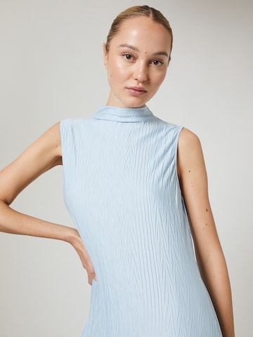 Robe 'Tilda' ABOUT YOU x Laura Giurcanu en bleu