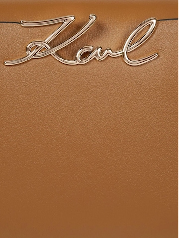Karl Lagerfeld Käsilaukku 'Karl Lagerfeld Sac Bandoulière Signature Mini Cuir Caramel' värissä ruskea
