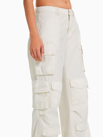 Loosefit Pantalon cargo Bershka en blanc