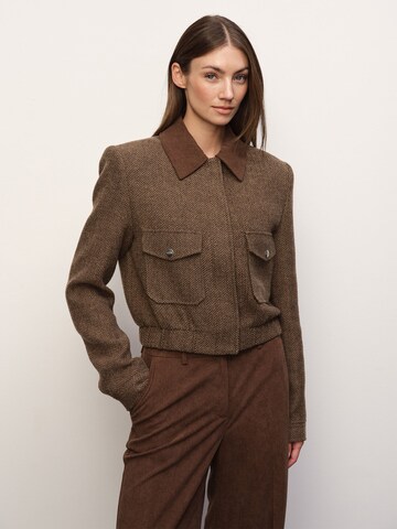 RÆRE by Lorena Rae - Casaco meia-estação em castanho: frente