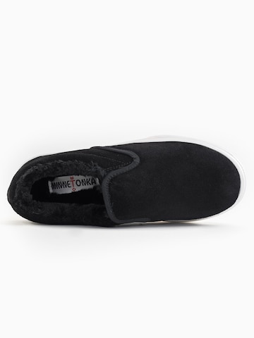 Minnetonka Slip On 'Wilder' in Schwarz