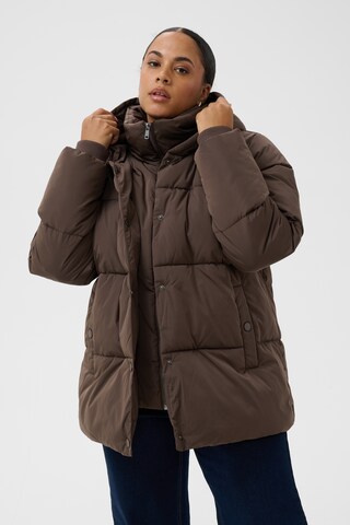 KAFFE CURVE Between-season jacket in Brown: front