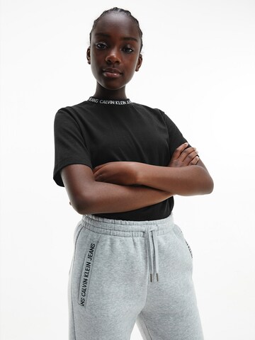 Calvin Klein Jeans Tričko – černá: přední strana