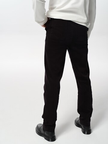 Regular Pantalon 'Caspar' ABOUT YOU x Jaime Lorente en noir
