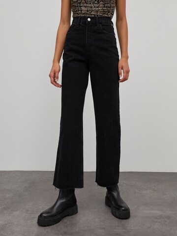 EDITED Bootcut Jeans 'Esra' i svart: framsida