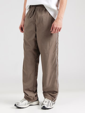 HOLLISTERLoosefit Hlače - smeđa boja: prednji dio