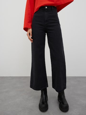 EDITED Wide leg Jeans 'Chrissy' in Zwart: voorkant