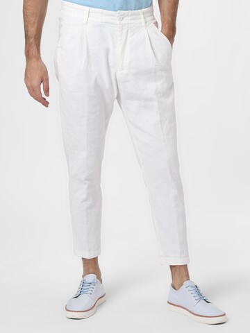 DRYKORN Regular Pleat-Front Pants in White: front