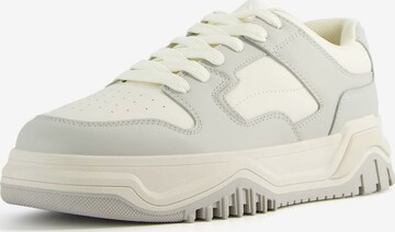 Bershka Sneakers laag in Grijs: voorkant