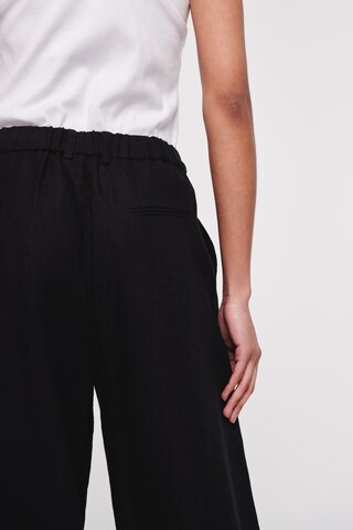 Wide leg Pantaloni con pieghe 'Hainault' di Aligne in nero
