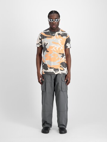 Maglietta 'T Camo' di ALPHA INDUSTRIES in arancione