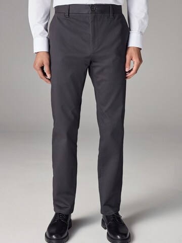 Next Regular Chinohose in Schwarz