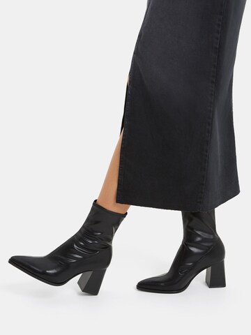 Bershka Stiefelette in Schwarz