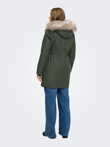 Only Maternity Parka 'OLMIris' in Grün