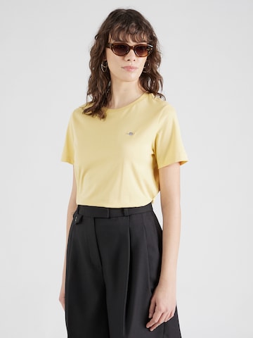 T-shirt GANT en jaune : devant