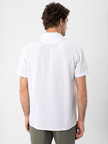 Coupe regular Chemise Antioch en blanc