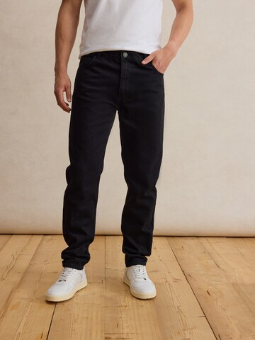 DAN FOX APPAREL Обычный Джинсы 'Carlo' в Черный: спереди