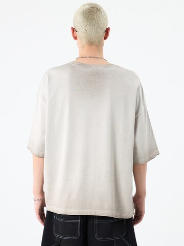 VAMOS CLO T-shirt 'The Colony' i grå