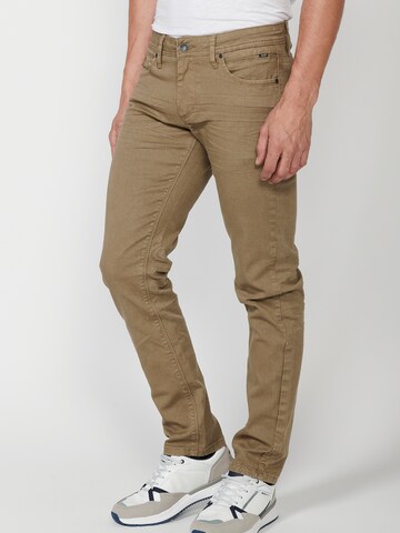 Coupe slim Jean KOROSHI en marron : devant