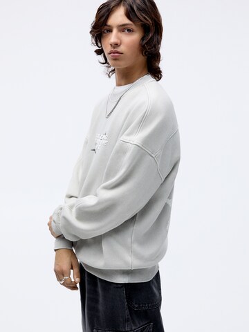 Pull&Bear Sweatshirt in Grijs: voorkant