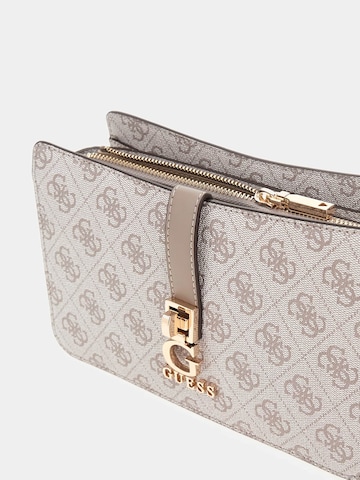 GUESS Axelremsväska 'Zamira' i grå