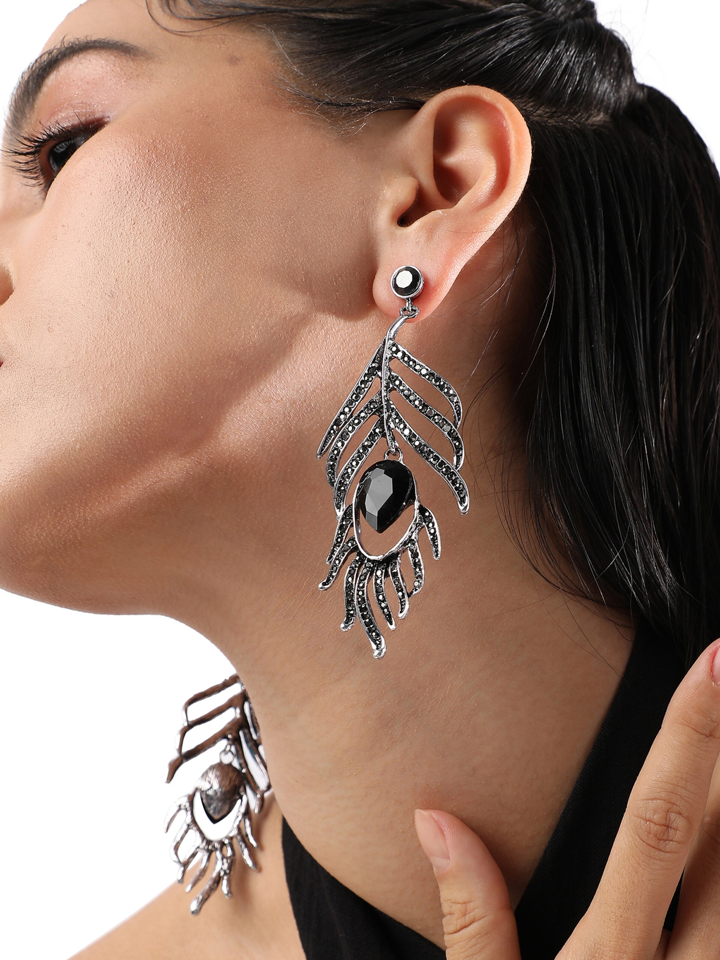 Boucles d'oreilles 'Asgari' SOHI en noir : devant