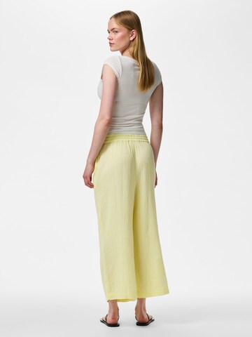 Wide Leg Pantalon 'PCSastina' PIECES en jaune